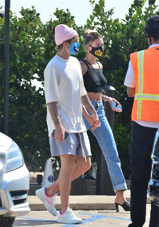 Hôm thứ 2, 17/8, vợ chồng Bieber tới nhà hàng Nobu ở bên biển Malibu ăn trưa, uống cafe.