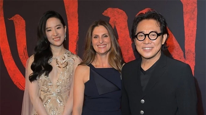 Diễn viên Lưu Diệc Phi, đạo diễn Niki Caro và ngôi sao võ thuật Lý Liên Kiệt (từ trái qua) tại họp báo phim Mulan hồi tháng 3.