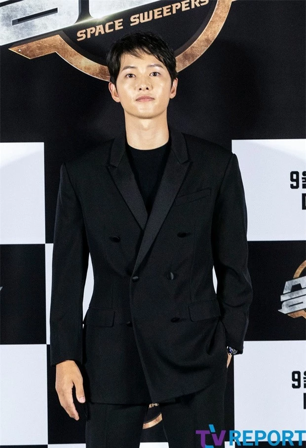 Song Joong Ki lần đầu tiên xuất hiện công khai sau loạt tin đồn tình ái - Ảnh 1.