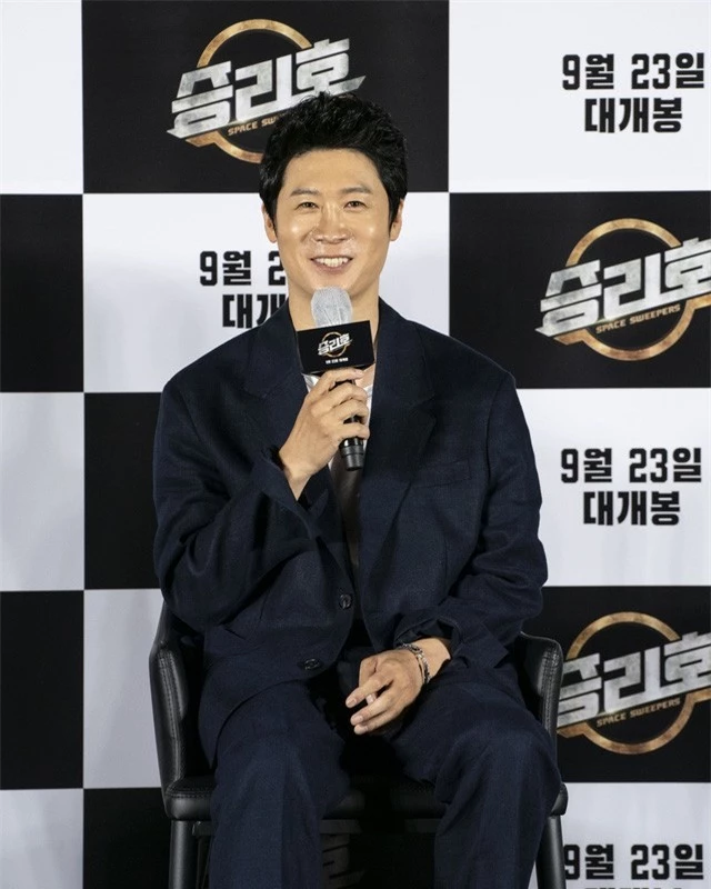 Song Joong Ki lần đầu tiên xuất hiện công khai sau loạt tin đồn tình ái - Ảnh 4.