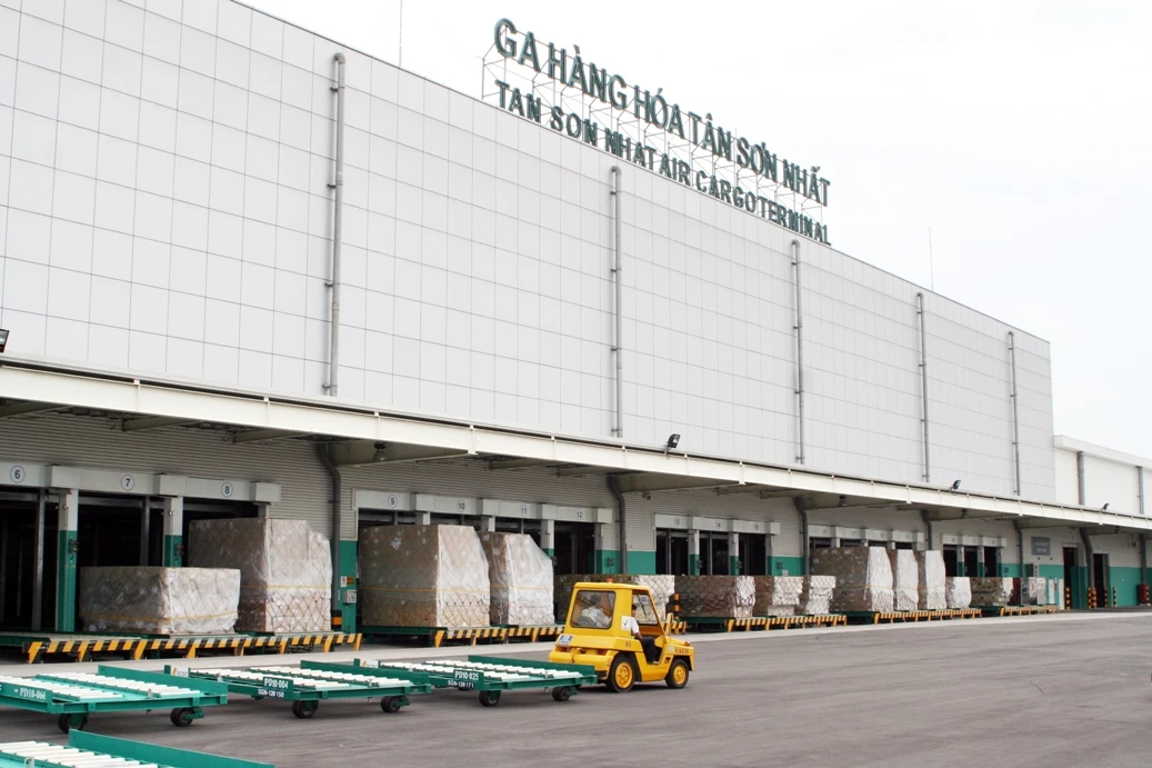 Sở Giao thông Vận tải TP.HCM đặt biển báo cấm và hạn chế xe ô tô, xe tải lưu thông trên các trục đường chính vào các nhà ga hàng hóa khu vực sân bay quốc tế Tân Sơn Nhất.