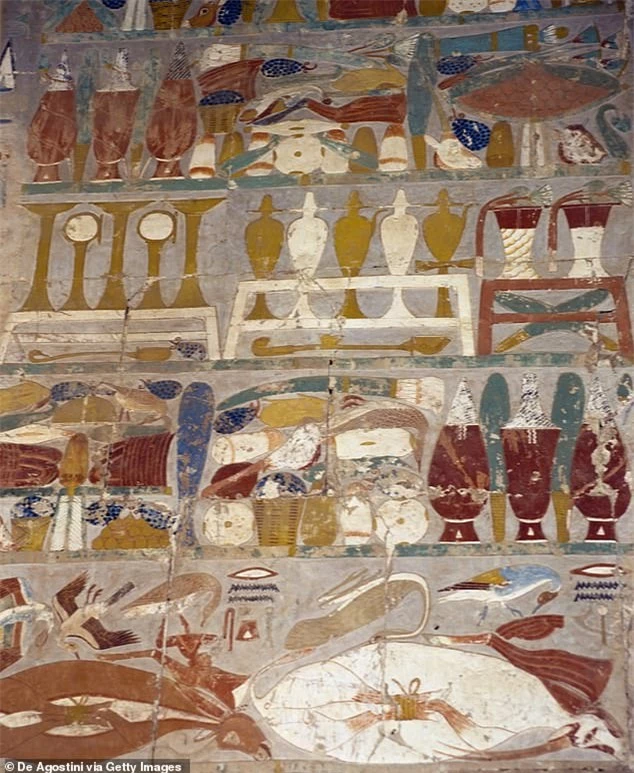 Hoạt động tiến dâng các lọ nước hoa giữa thần mình người đầu chó Anubis và Hatshepshut được tìm thấy trên một bức tranh tường tại Nhà thờ Anubis thuộc Đền Hatshepshut tại Deir el-Bahari, nằm trong trung tâm khảo cổ Thebes. 