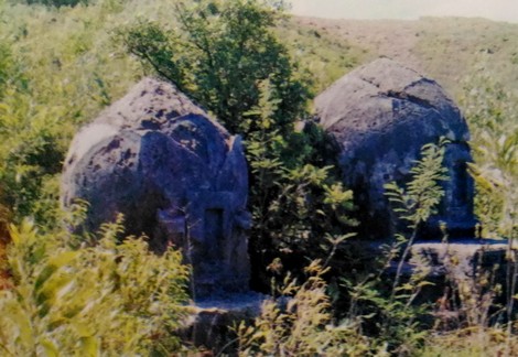 Bí ẩn hàng trăm ngôi mộ cổ ở núi A Mang