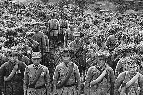 Một đại đội thuộc tiểu đoàn Nanking ở tuyến phòng thủ.
