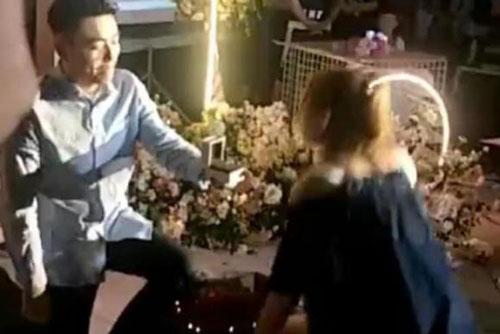 Chia tay sau 7 năm yêu nhau, chàng trai hối hận cầu hôn bạn gái và cái kết bẽ bàng