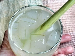 Cách nấu nước nha đam ngon ngọt, không lo đắng nhớt mà còn trẻ hóa da hiệu quả