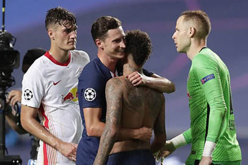 Neymar có thể không được dự chung kết Champions League do... đổi áo với đối thủ