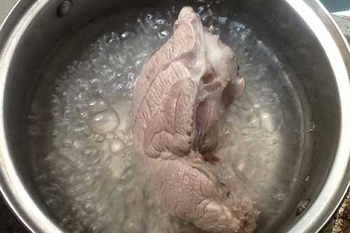 Chỉ cần cho thứ này vào nước luộc là thịt vừa thơm vừa trắng