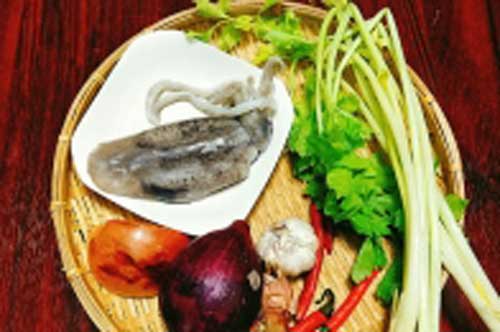 Bỏ vài lá trà xanh vào ruột mực, bạn sẽ thấy điều kỳ diệu xảy ra