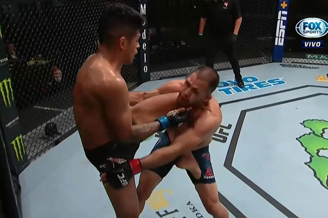 Võ sĩ Mỹ tung cú lên gối đáng sợ khiến đối thủ ‘lật mặt’