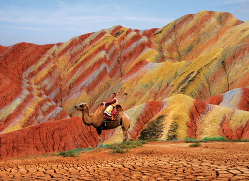 Cận cảnh ngọn núi 7 màu sắc lóng lánh như cầu vồng