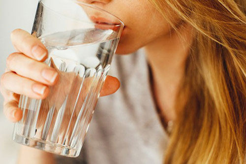 Uống nước xong mà thấy dấu hiệu lạ, nhanh chân đi khám ngay kẻo ung thư 'gõ cửa'