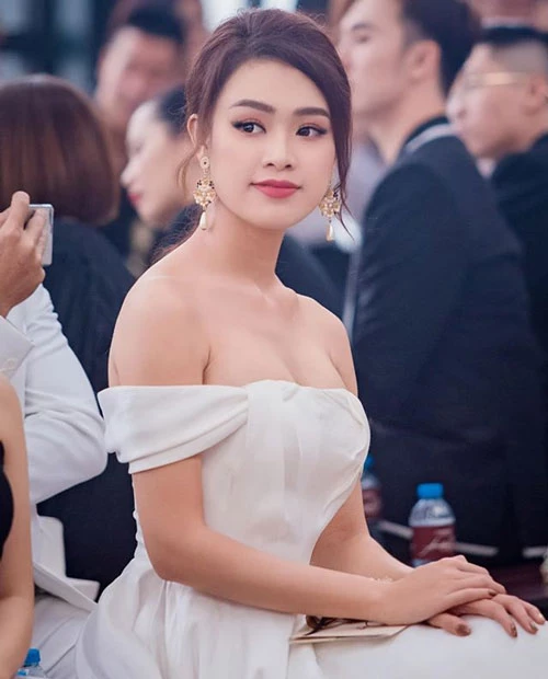 Dù được kỳ vọng đạt ngôi vị Hoa hậu Việt Nam 2016 nhưng kết quả chung cuộc cô chỉ dừng chân ở top 10 và đạt giải phụ Người đẹp truyền thông. Ảnh: FBNV.