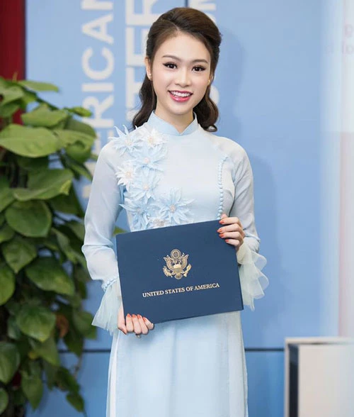 Dù được kỳ vọng đạt ngôi vị Hoa hậu Việt Nam 2016 nhưng kết quả chung cuộc cô chỉ dừng chân ở top 10 và đạt giải phụ Người đẹp truyền thông. Ảnh: FBNV.