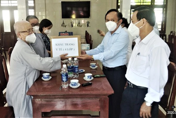 Lãnh đạo UBND quận Sơn Trà đến thăm và tặng khẩu t rang y tế phòng, chống dịch Covid-19 cho