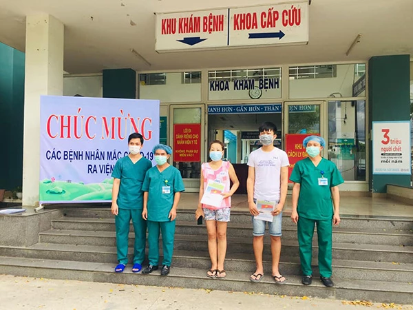 02 bệnh nhân được BVDC Hòa Vang cho xuất viện chiều 19/8, tiếp tục điều trị chạy thận nhân tạo tại BV Da liễu Đà Nẵng