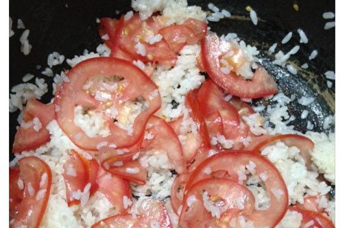 Lấy cà chua đắp mặt để rang cơm tiết kiệm chi phí, bà nội trợ khiến chị em phát hoảng