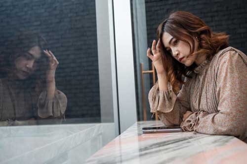 Đi gội đầu thì gặp mẹ chồng, chưa kịp chào hỏi thì tôi đã “chết lặng” khi vô tình nghe được chuyện bà nói với nhân viên của quán