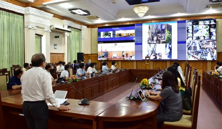 Chủ tịch UBND tỉnh Thừa Thiên Huế Phan Ngọc Thọ giới thiệu đến Thủ tướng và hội nghị dịch vụ “Phản ánh hiện trường” của Trung tâm Giám sát, điều hành đô thị thông minh.