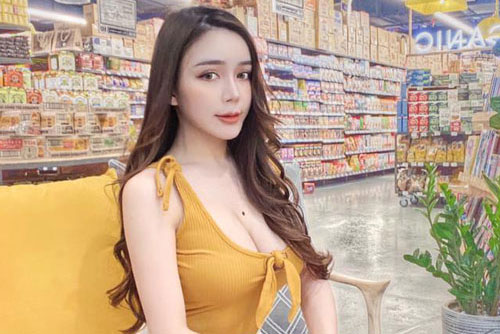 “Hot girl khẩu trang” khoe vẻ đẹp phồn thực khiến dân mạng “đứng ngồi không yên”
