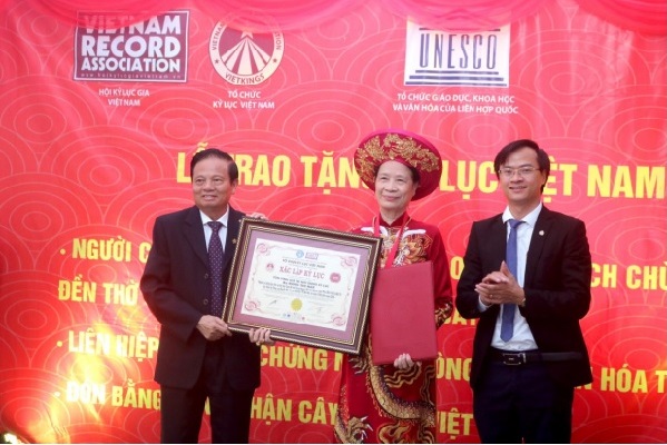 Nghệ nhân Đặng Thị Mát được trao tặng Kỷ lục Việt Nam