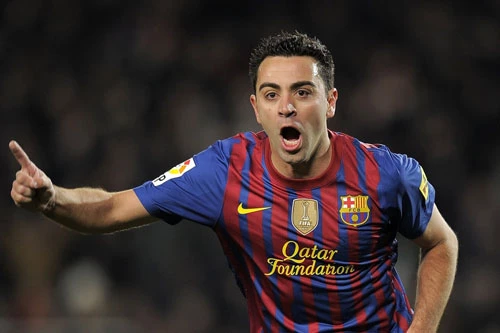 4. Xavi (Barcelona - 30 lần kiến tạo).