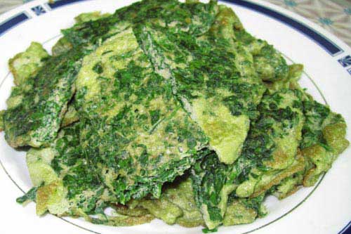 Cách rán trứng ngải cứu ngon mà không bị đắng cho bữa sáng