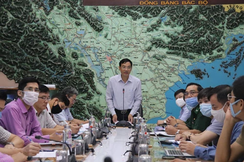Phó Tổng cục trưởng Tổng cục Phòng chống thiên tai Vũ Xuân Thành chủ trì cuộc họp vào sáng 20/8.