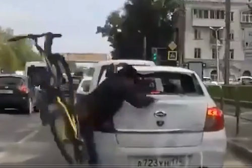 Thanh niên đi xe đạp vô tình dùng “thiết đầu công” đập vỡ kính ôtô rồi bỏ chạy