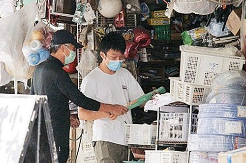 Tỷ phú Châu Nhuận Phát tự mua đồ về thay vòi nước