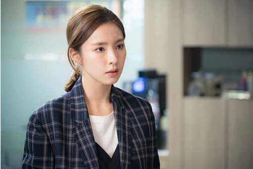 Chị dâu lười đến nỗi thay quần áo ra không muốn giặt mà bỏ vào chậu đồ của mẹ chồng và cách xử lý của mẹ khiến tôi tức nghẹn