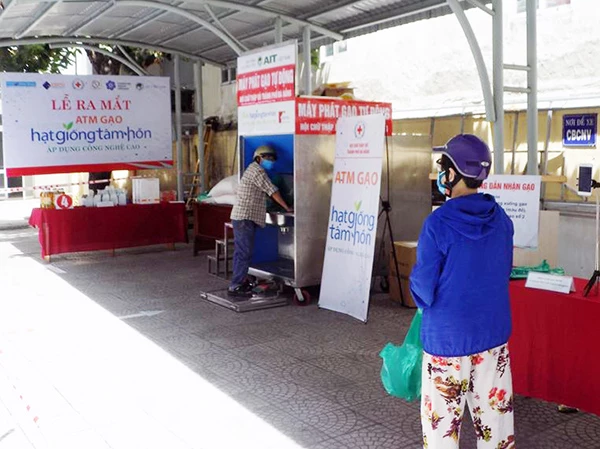 Các hộ gia đình khó khăn đến nhận gạo tại máy ATM gạo tự động của Hội Cữ Thập đỏ TP Đà Nẵng đảm bảo