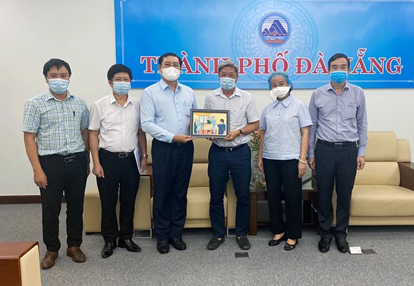 Chủ tịch UBND TP Đà Nẵng Huỳnh Đức Thơ (thứ 3 từ bên trái sang) tặng quà lưu niệm, tạm biệt Thứ trưởng Bộ Y tế Nguyễn Trường Sơn