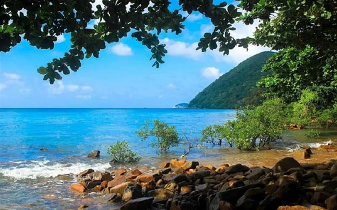 Phong cảnh ở Bãi Ông Đụng tuyệt đẹp với nước biển trong vắt, thiên nhiên hoang sơ, lãng mạn.