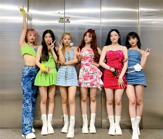 (G)I-DLE mặc váy ngắn, lộ quần bảo vệ trên sân khấu - Ảnh 1