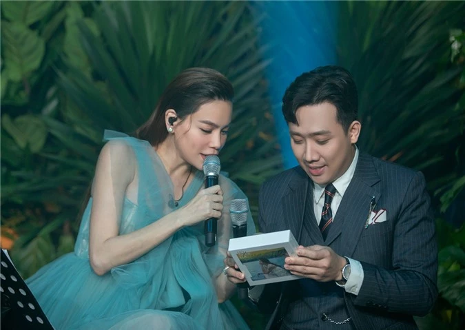 Trấn Thành là khách mời đặc biệt, cùng giao lưu với Hồ Ngọc Hà về album Love songs 2020. Anh cũng hào hức khi được gửi tặng ấn bản đầu tiên dù album chưa phát hành trên thị trường.