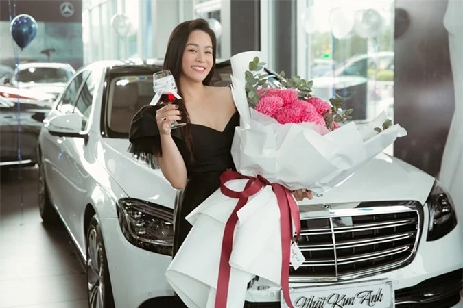 Đại diện của Nhật Kim Anh chia sẻ với Ngoisao.net chiếc xe có giá hơn 5 tỷ đồng, là phần thưởng cô tự tặng mình sau nhiều năm làm việc nghiêm túc trong showbiz lẫn kinh doanh.