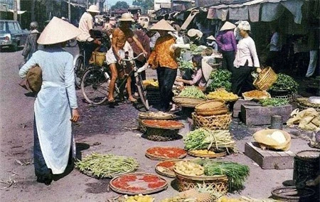 Một phiên chợ ở Sài Gòn (Ảnh: Mike Roberts).