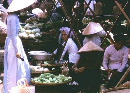 Một phiên chợ ở Biên Hòa năm 1965 (Nguồn: Peter Seaward).