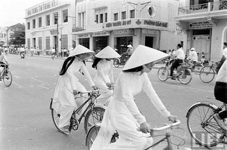 Thế giới lưu giữ ảnh “độc” về phụ nữ Việt với nón lá, áo dài