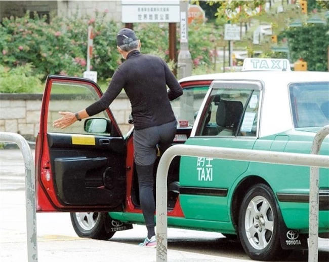 Nam diễn viên bắt taxi tới nơi leo núi.