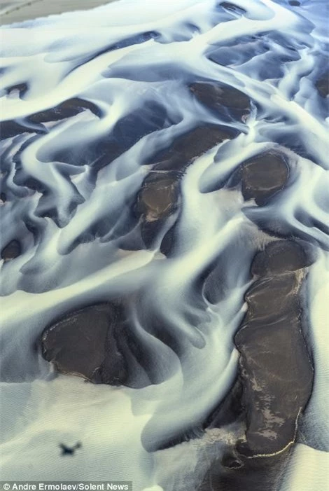Nước sông tràn lên trên bề mặt cát bằng phẳng trông tựa như những đám mây