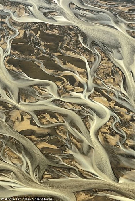 Nước sông tràn lên trên bề mặt cát bằng phẳng trông tựa như những đám mây