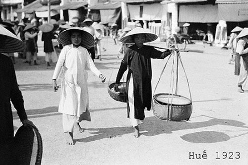Thế giới lưu giữ ảnh “độc” về phụ nữ Việt với áo dài, nón lá