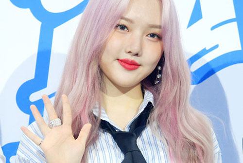 Yerin (GFriend) xuất hiện với gương mặt sưng vù, nghi phẫu thuật thẩm mỹ hỏng, đọ sắc với TWICE và Red Velvet