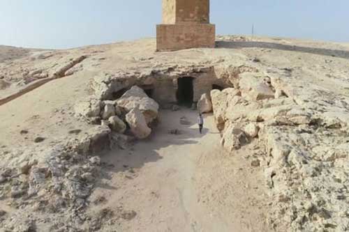 Đi giữa đường, "sụp hầm" vào mộ cổ kỳ lạ nhất thành phố xác ướp