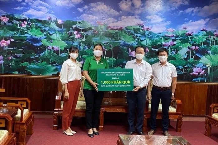 Carlsberg Việt Nam trao tặng 1.000 phần quà cho Uỷ Ban MTTQ Việt Nam tỉnh Quảng Trị
