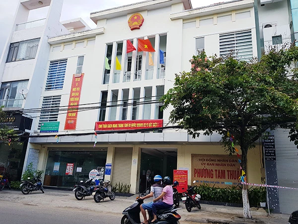 Với sự "dễ dãi" của chính quyền cơ sở phường Tam Thuận dù trụ sở UBND phường chỉ cách đó vài trăm mét, đám tang tại 