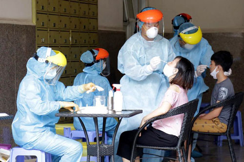 Những nhóm người nào từ vùng dịch đến TP.HCM phải giám sát, cách ly y tế?