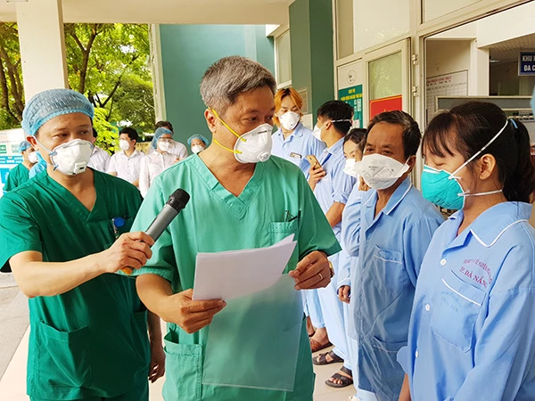 Thứ trưởng Bộ Y tế Nguyễn Trường Sơn căn dặn các bệnh nhân Covid-19 tiếp tục cách ly tại nhà 14 ngày sau khi được xuất viện tại Bệnh viện dã chiến Hòa Vang